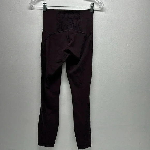 Lululemon Meant To Move 7/8 Tight Leggings in Black Cherry Flocked Floral Size 4 - Picture 5 of 11